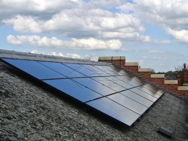نظام تركيب الطاقة الشمسية على السقف بين قوسين من البلاط الأردواز