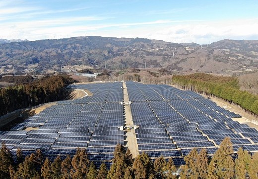 أرفف الطاقة الشمسية الأرضية في اليابان 4 . 4MW
