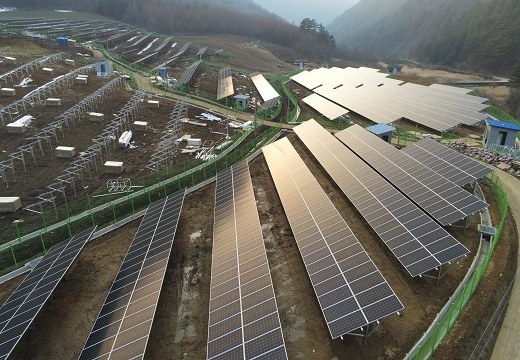 لوحة شمسية أرضية جبلية هيكل شمسي برغي أرضي كوريا 2 . 18MW
